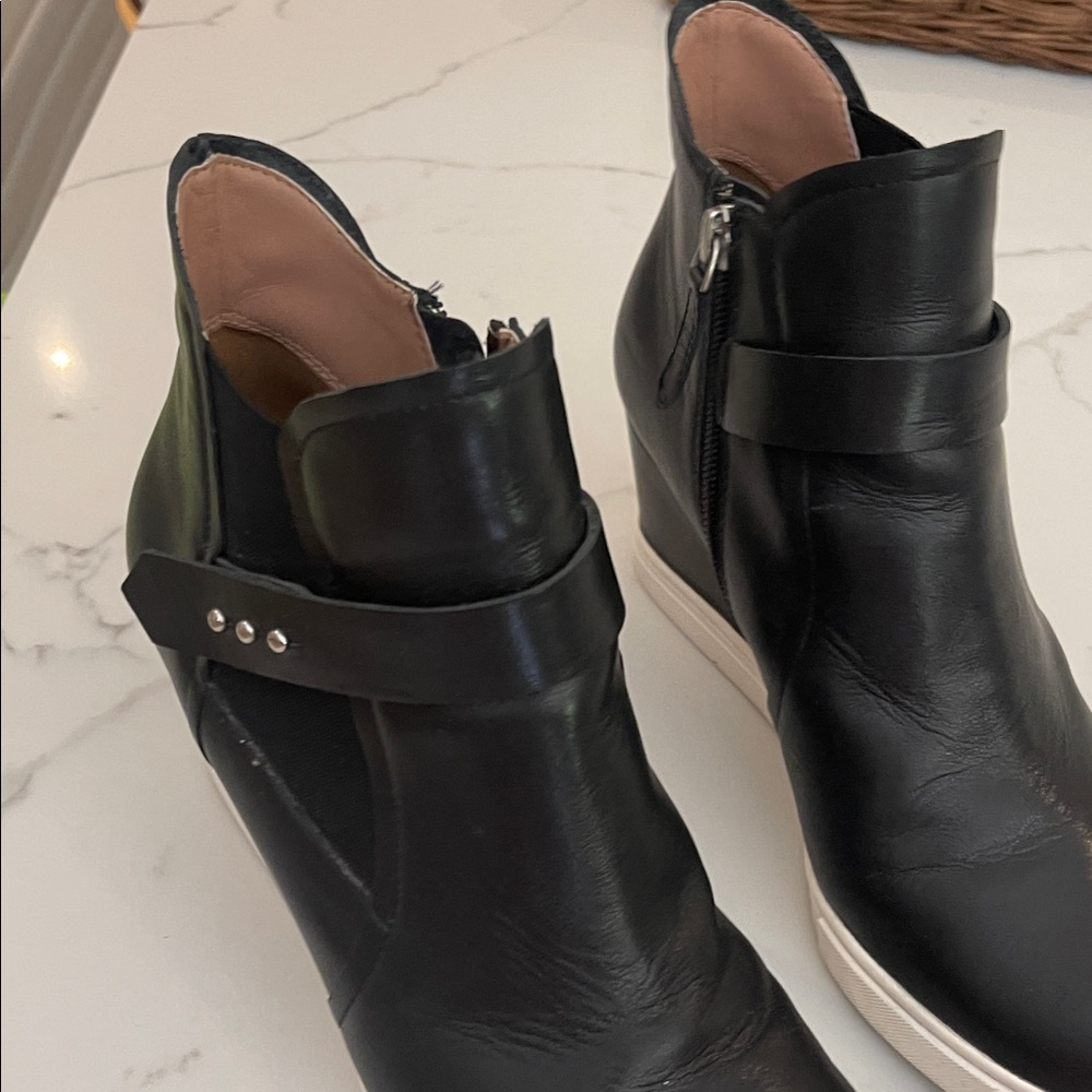 Elegant Black Leather Wedge Sneakers - Picture 11 of 11